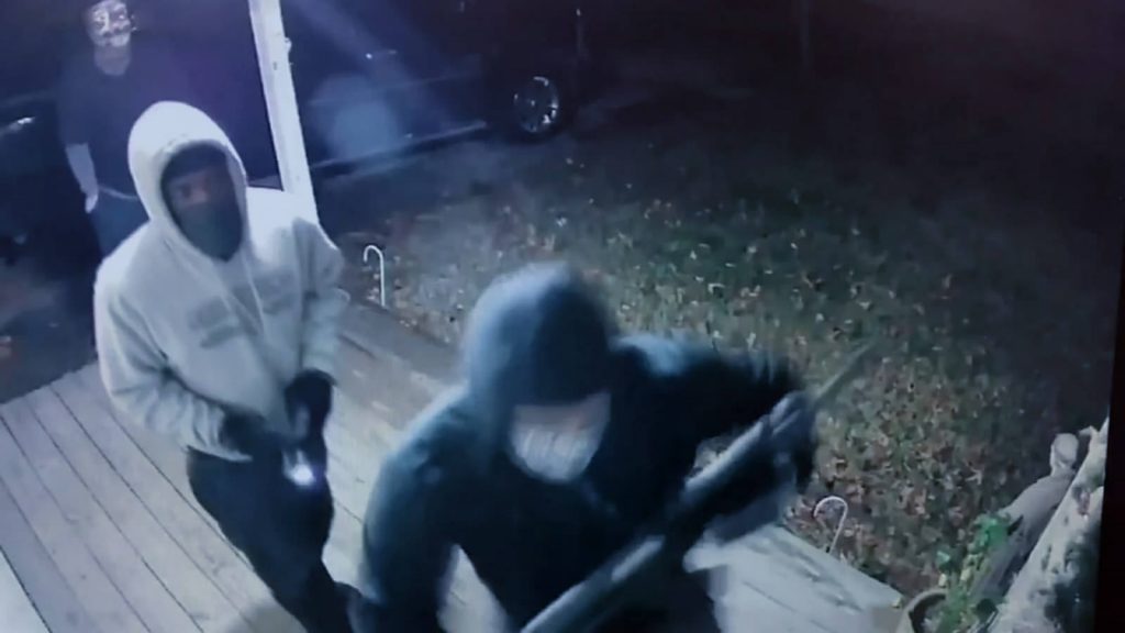 Cambrioleurs masqués en action filmés par une caméra de surveillance extérieure