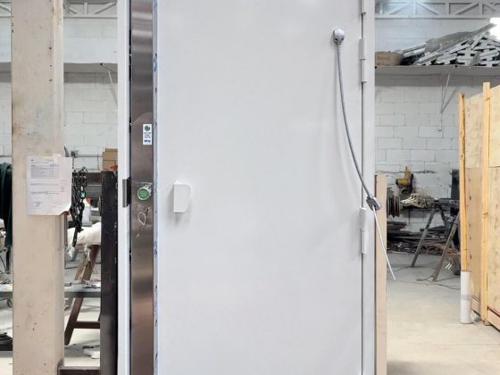 Fabrication sur-mesure en France d’une porte CR4-FB4 avec serrure de haute sécurité Dény LSS