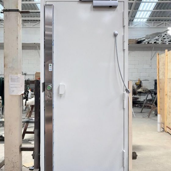 Fabrication sur-mesure en France d’une porte CR4-FB4 avec serrure de haute sécurité Dény LSS