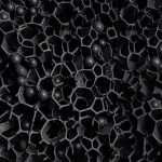 Vue au microscope montrant la structure micro-poreuse d’un charbon activé pour filtre NRBC