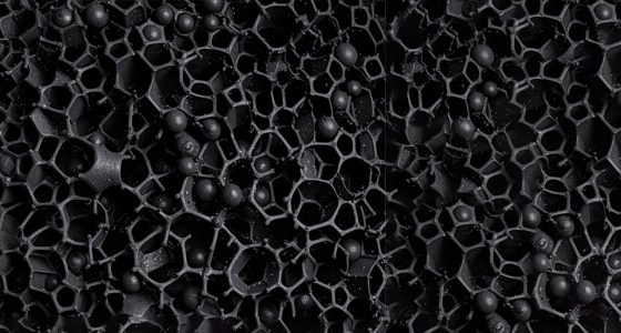 Vue au microscope montrant la structure micro-poreuse d’un charbon activé pour filtre NRBC