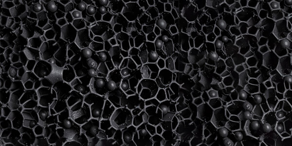 Vue au microscope montrant la structure micro-poreuse d’un charbon activé pour filtre NRBC