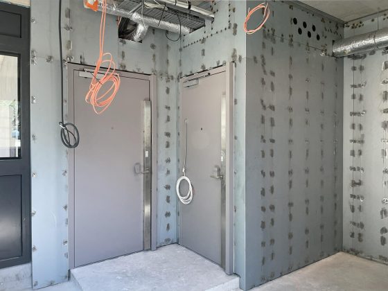 Poste de garde blindé en cloisons modulaires anti-effraction CR5 et pare-balles FB7