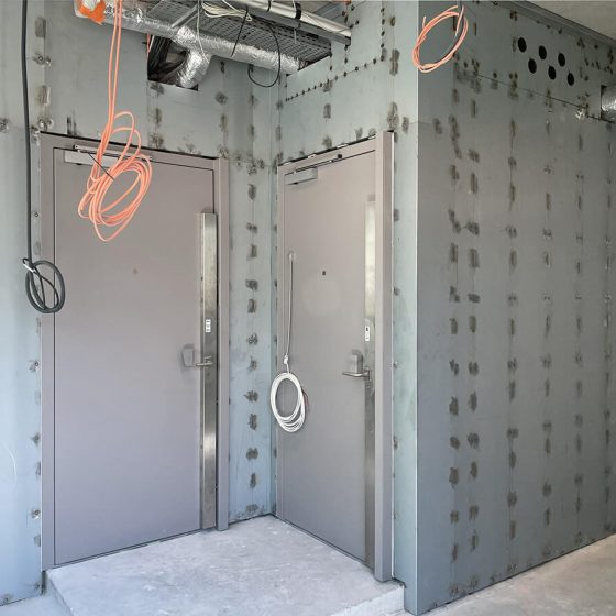 Poste de garde blindé en cloisons modulaires anti-effraction CR5 et pare-balles FB7